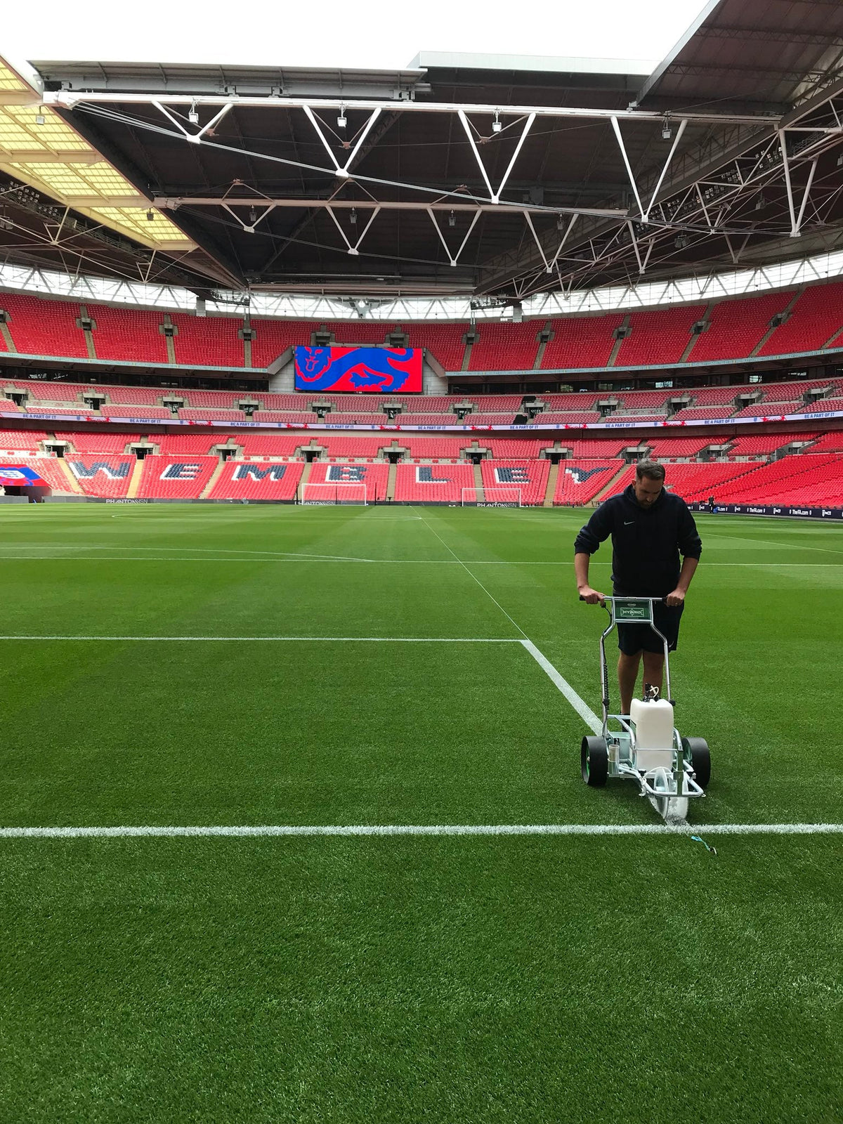 Hybrid mentre traccia un campo in uno stadio di calcio