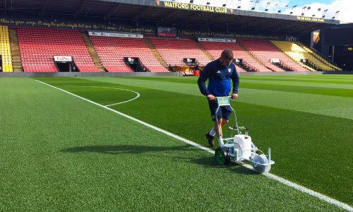 Hybrid mentre traccia un campo da calcio